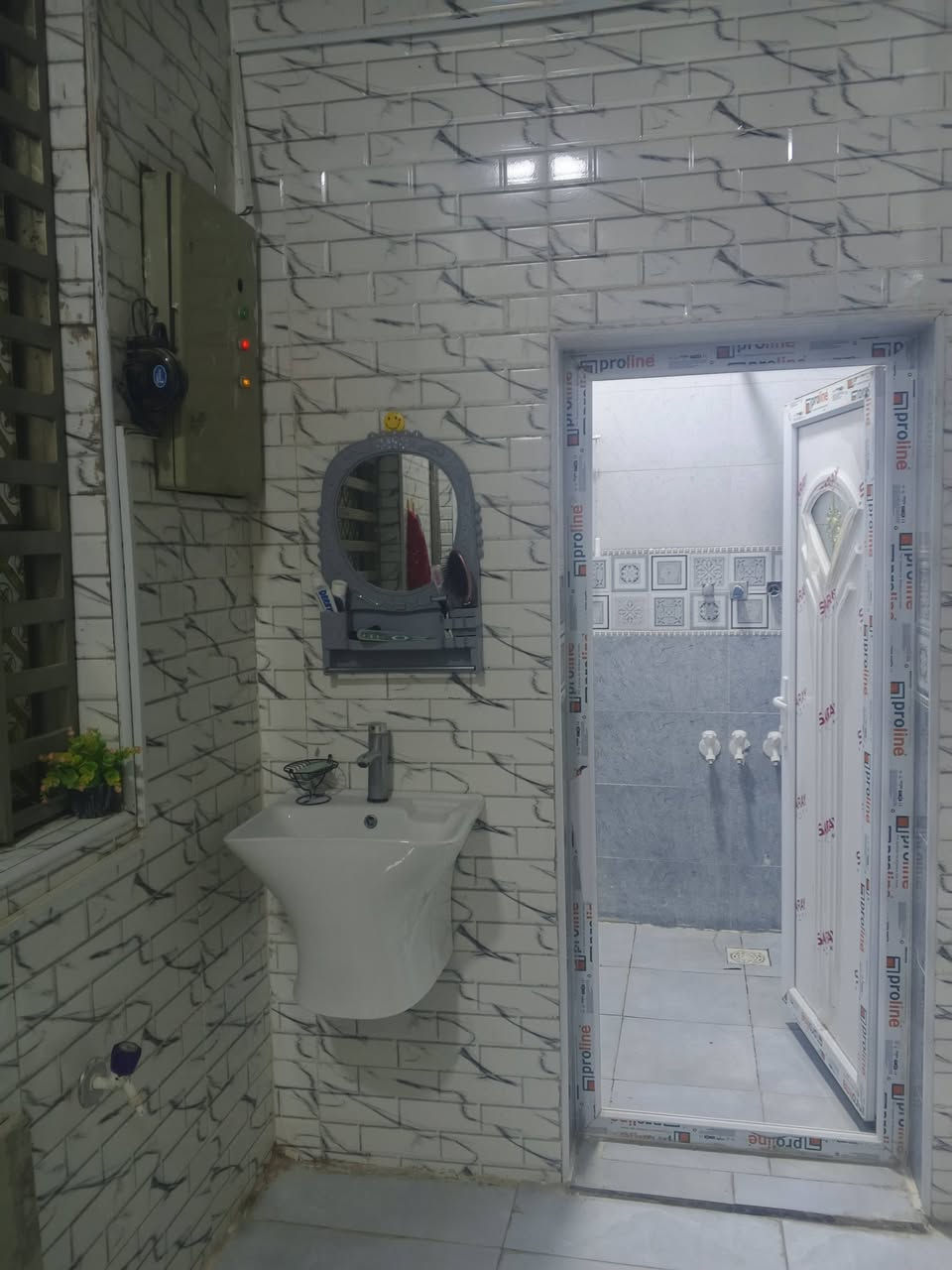 السلام عليكم ورحمة الله 
دار للبيع 100 مربع 
10 × 10 طابقين 
النداء شارع قنبر 
يحتوي على ثلاث غرف وصالتين واستقبال ومطبخ وصحيات عدد 3 
بناء شغل جناي 
يبعد 50 م عن شارع قنبر 

مطلوب للاسكان 39 
للاستفسار خاص او على الرقم 
***********
