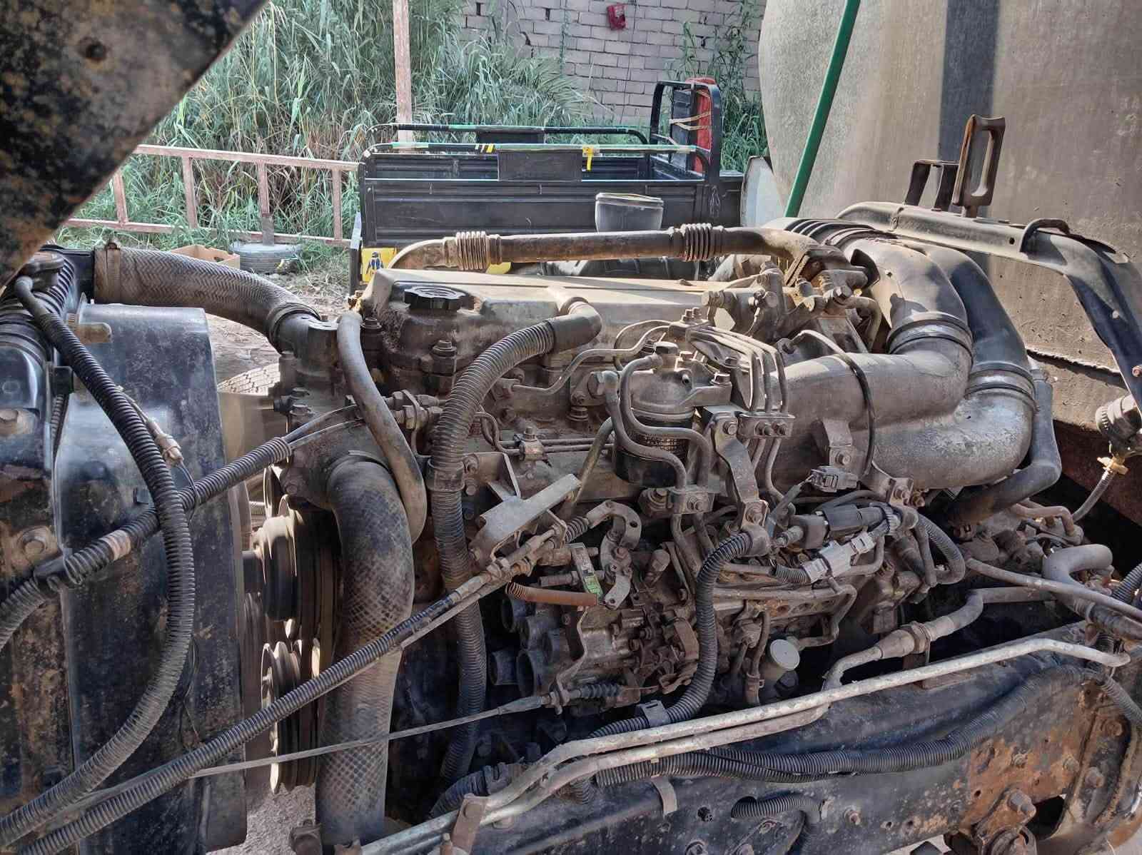 السلام عليكم /هينو موديل 2000 الحموله 9 طن
بلسنويه شاصي حمل
المحرك بيه تنقيص دهن
دبل شاصي بلاد /سايد بريك هواء 
ويل ثمانية ستدات 
السعر 145 وبيه مجال
مكلف بلنشر رقم الهاتف ***********     //***********

