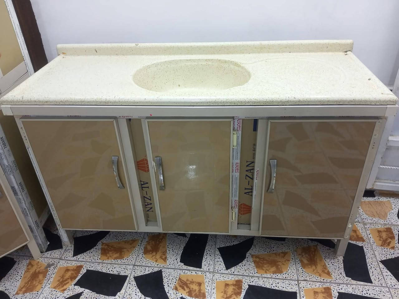 يا رزاق للبيع السعر 850 استخدام قليل تسكام الثقيل ويه السنك يصير ست أمتار أو نص بس السنك مرمر الشراي يراسني خاص ادزله الفيديو والعنوان ***********
