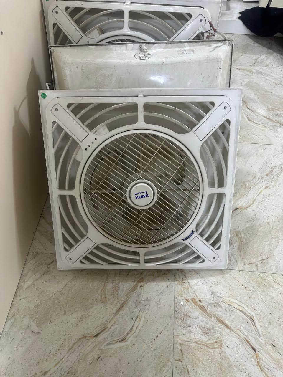مروحة سقف ٩قطع • رفوف خشب ٤٥قطعة • ميزان إلكتروني جديد