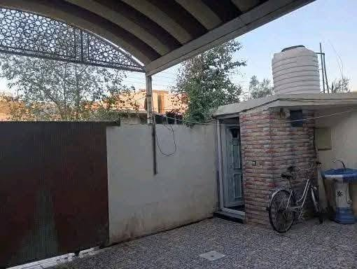 للبيع مساحه (١٥٠ ) واجه (٧٥٠) ونزال (٢٠) تقاطع القدس مجاور مستشفى اورام قريب على شارع العام بناء حديث كامل من كل شي بس حول غراضك خدمات موجوده فقط تبليط متكون من غرفه نوم وصحيات ومطبخ وصاله واستقبال وكراج سياره ومناور طابو  زراعي  ومعاملته كامله  ***********
