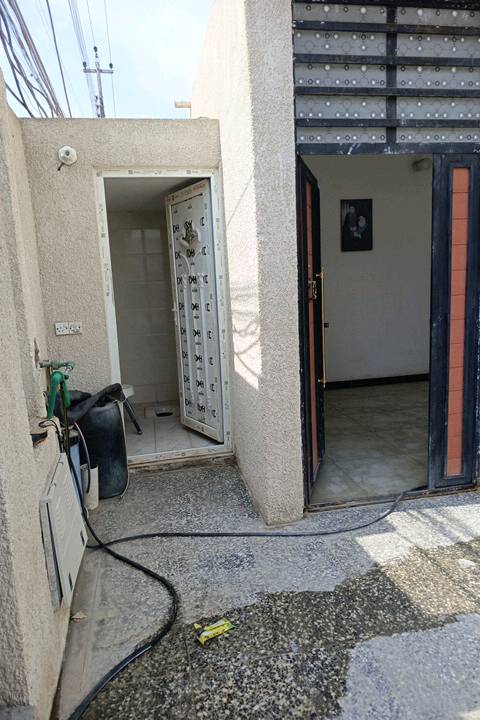 بيت للبيع مكون من اربع غرف نوم وصاله وستقبال +اربع حمامات 3منهن اسويت واحد خارجي
الموقع الباويه شارع النهر قرب على اسواق راهي140/000000 السعر
دزّيلي لو سمحت شكد مساحة البيت تقريباً بالمتر؟ وكم طابق/مستوى بيه؟: 
مساحت البيت 160متر
الطابو/الوثيقة شنو نوعها؟ وهل البيت صرف ومهيأ للتنازل؟: 
وثاقي 
البيت بيه حوش/كراج/سطح لو لا؟ وإذا بيه كراج شكد يسع سيارة؟: 
حوش مساحته 9متر  صطح كبير 
شنو وضع الخدمات: مي، كهرباء، مجاري، وبيها تبريد/تدفئة أو سبليتات؟: 
ماء كهرباء مجاري خدمات  
أكو ملاحظات مهمّة على البيت مثل ترميمات، تشققات، أو شي يحتاج صيانة قبل البيع؟: 
كلا لايحتاج الى صيانه 