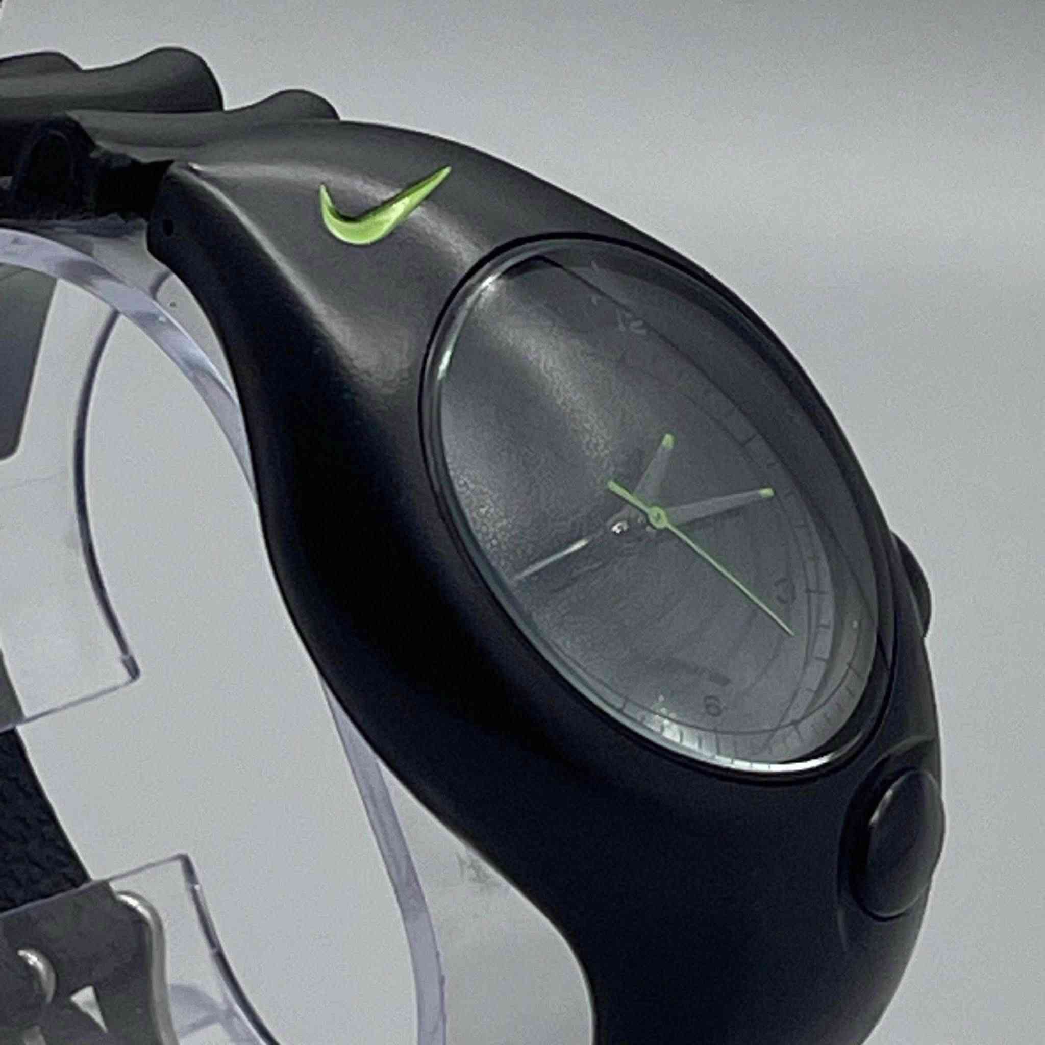 ساعه ‎ Nike Triaxاورجينال نضافة 100‎%‎

قطر الهيكل 40 ملم

سُمك الهيكل 13 ملم

مقاومة للماء حتى عمق 100 مترا

الحركة كوارتز

هيكل باللون الأسود المطفي غير متماثل منحنٍ بزاوية مائلة تناسب معصم اليد لتسهيل قراءة الوقت أثناء الجري 
شعار نايكي محفور باللون الأخضر النيون 
المينا حلزوني دائري متدرج بارز باللون الرمادي والأسود 
الزر المدمج الكبير الموجود أسفل ميناء الساعة بالضغط على الزر يتم تشغيل إضاءة كهربائية خلفية تُضيء قرص الساعة بالكامل بلون أخضر فوسفوري مشع وقوي
______________________________________________

يوجد توصيل 🚚 ( بغداد - محافظات العراق )

☎️رقم الهاتف : ***********

للحجز - دايركت
