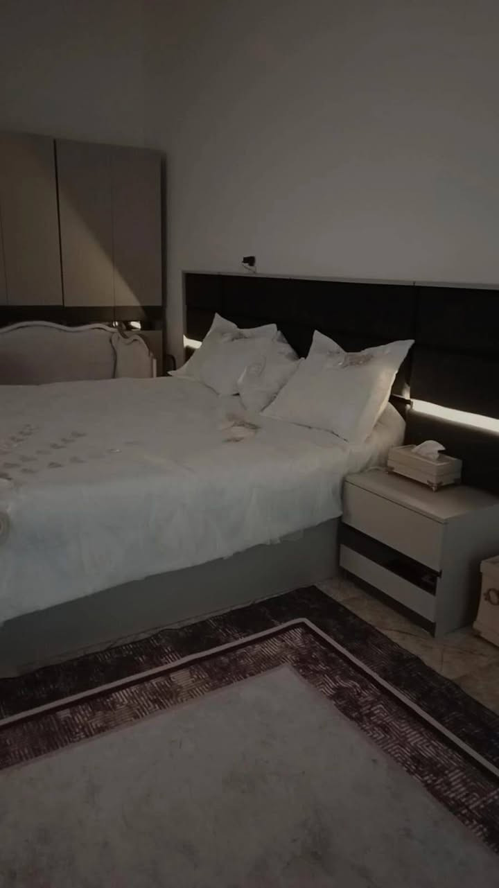 غرفه للبيع صار ٣اشهر من خذته زلع مبيها نضيفه ١٠٠/١٠٠ تجون وتشوفوها مستعجله عليه اريد اسافر للتواصل عبر الواتساب ***********
دوشك طبي طبقتين 
كنتور مع ملحق 8ابواب 
شازلون
سرير وملحقاته
دراور
ميز تواليت 
طابوريا
غرفه للبيع صار ٣اشهر من خذته زلع مبيها نضيفه ١٠٠/١٠٠ تجون وتشوفوها مستعجله عليه اريد اسافر للتواصل عبر الواتساب ***********
