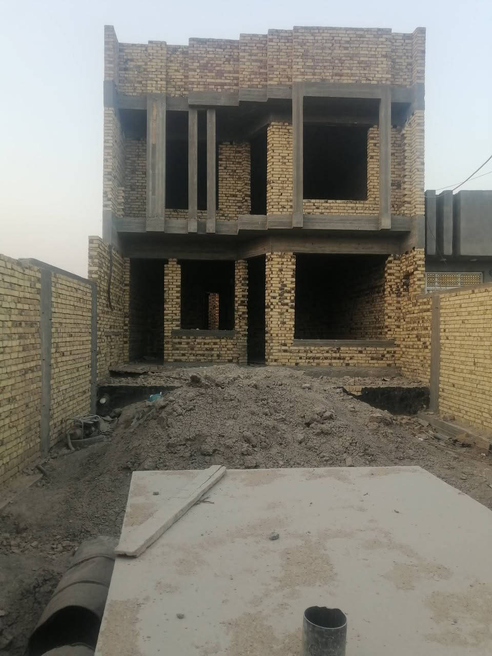 السلام عليكم ورحمة الله هيكل للبيع طابو زراعي سند ٢٥ المساحة ٣٠٠ متر خلف معمل الغاز نهاية نادر الثالثة منطقة سكنية متوفر جميع الخدمات ماء كهرباء مولد طابقين يتكون من أربع غرف نوم كلدور عدد٢ مجمع صحيات عدد ٣ كراج سياره كبير حديقة مطبخ استقبال كبير قريب ع طريق الزوار صطح عدد٢ دكتات تبريد مركزي اومبردات عملاقه شغله درجة اولى ارتفاع الطابق الأول ٣و٧٠ سنتيم جيران ذهب الاستفسار اوالاتصال ع الرقم *********** انا صاحب الدار وليس مكلف بالنشر السعر مناسب جوه اسعار المنطقه اتصل وبيك خير ودلل اسف على اطاله
