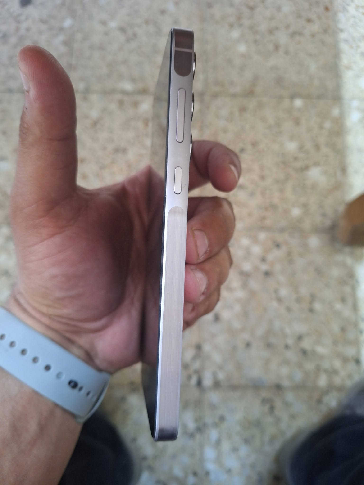 كالكسي A55 فئة متوسطة
نظيف جدا ولا مصلح ولا مشخوط ✅️
ذاكرة ١٢٨
شاشة نظيفة ✅️
بطارية نشطة✅️
كارتونة موجودة 
السعر ٢٥٠ الف بيه مجال بسيط
المكان الغزالية بغداد ما عدنه توصيل
تجي تفحص كدامك قبل لا تشتري
الرقم *********** بيه واتساب
