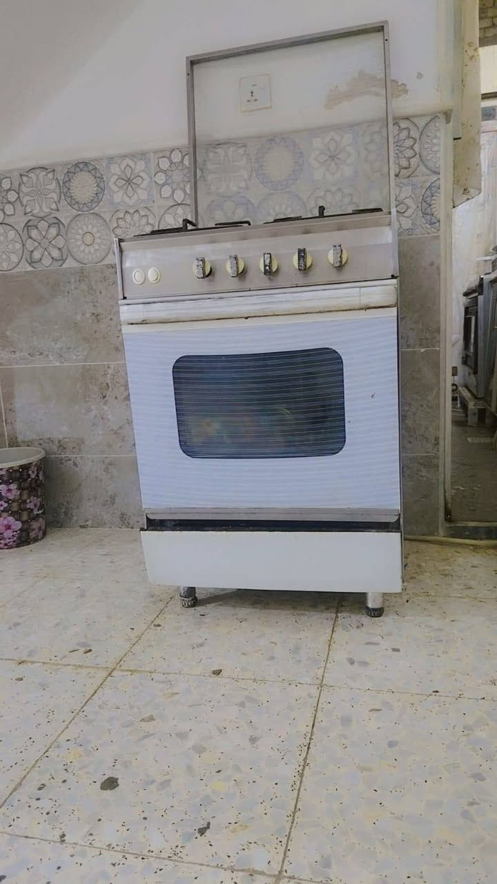 طباخ للبيع نضيف وشغال السعر 80  العنوان واسط الخاجيه شارع 40 الهاتف ***********
