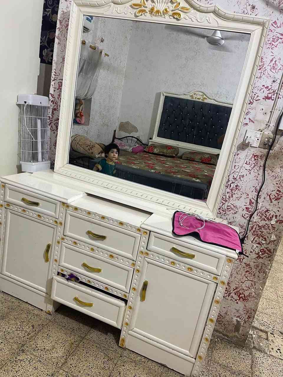 غرفه عراقيه مستعمله شي قليل للبيع السعر خاص 
الكنتور مفتوح موجود***********واتساب

