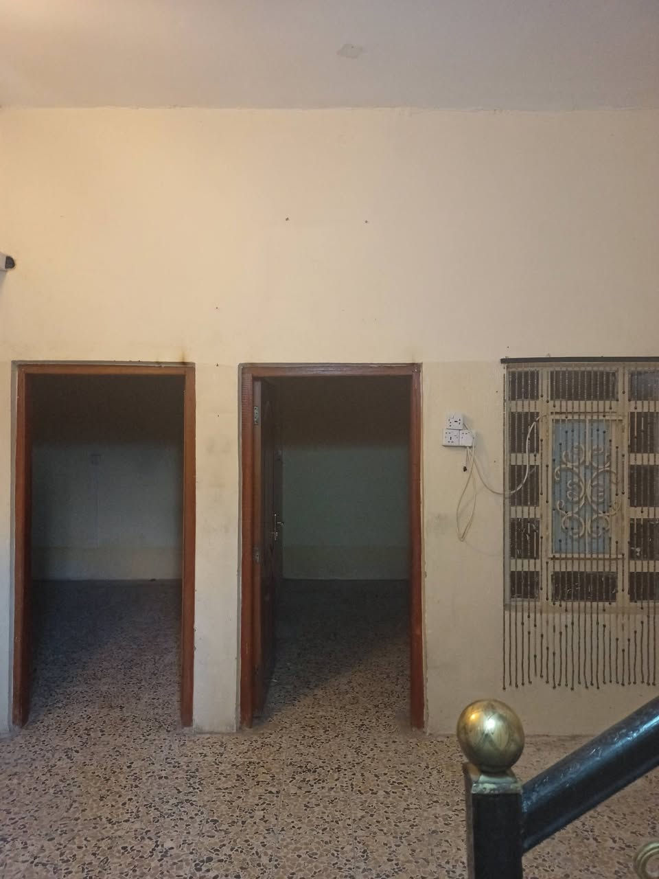 عقار للبيع في الحيانيه مساحته 150 و فيه غرفتين منام مع استقبال مع مطبخ و صحيات والتواصل مع الرقم ***********
