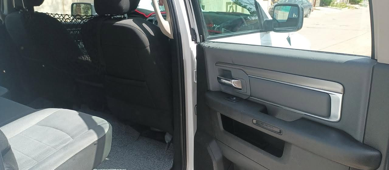 🔥 Dodge Ram 1500 Classic (2021) للبيع 🔥

الموديل: 2021 (كلاسك)
 المحرك: 8 سلندر (5.7)
 السعر المطلوبة: $20,000 (200 ورقة)وبيها مجال بسيط.
المواصفات والإضافات الخاصة:
 منظومة غاز حديثة: مشدودة منظومة غاز سعة 150 لتر (توفير ممتاز ومثالي لاستهلاك البنزين للمسافات الطويلة).
 غطاء حماية الحوض: مجهزة بجناح / غطاء جلدي (Tonneau Cover) مخصص لحماية صندوق السيارة الخلفي من الأتربة والأمطار.
 محرك وقير وحجم بحالة ممتازة 
ضربتها الباب الخلفي الي ورا السايق
للتواصل والاستفسار:
 رقم الهاتف: [***********]
 المكان / المحافظة: [بغداد / نفق الشرطة]
