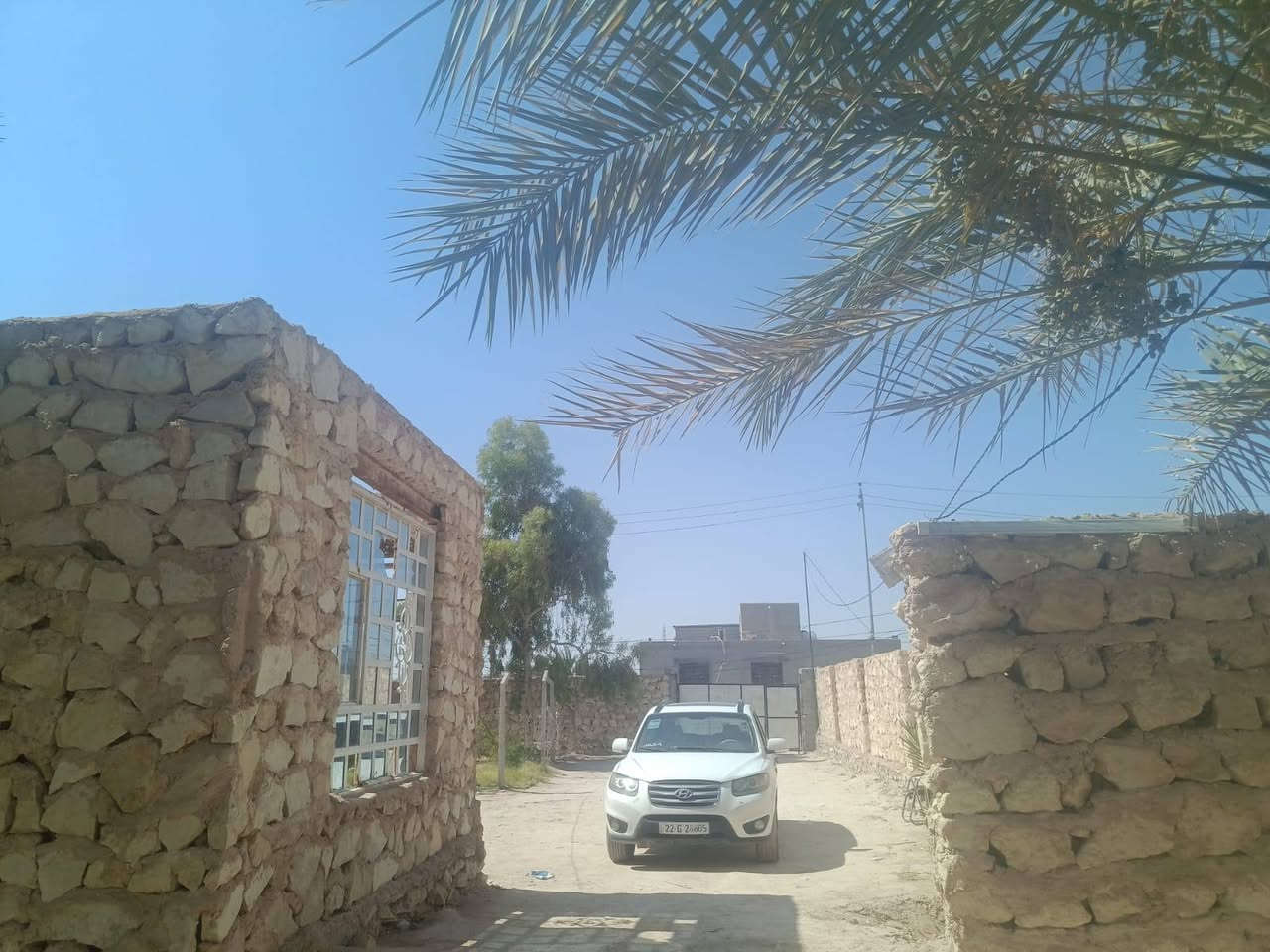 بيت للبيع  مساحته 700متر العنوان شارع كربلاء طريق ياعلي عمود 170 مشمول بالتطويب ومناسب *********** الاستفسار على رقم بي واتساب مكلف بالنشر اخوان اتصلوا ع رقم

نص مكتوب في الصور:
- الواجهيه مالت البيت
- هاذه البيت كامل وجاهز للسكن
- حديقه