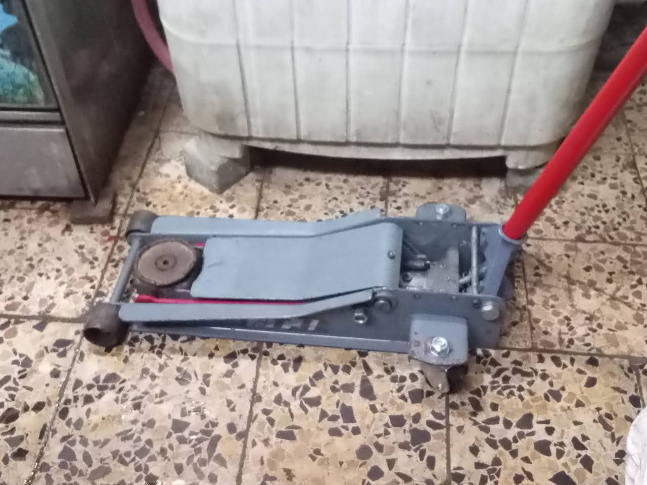 ⭕يوجد توصيل لكافة المحافظات 
جك عربانه تمساح 3 طن دبل بستم شغال وعل الفحص نظيف خالي من اي نظوح شرط الشغل والرفع السعر 95 الف 
المكان بغداد 
***********
