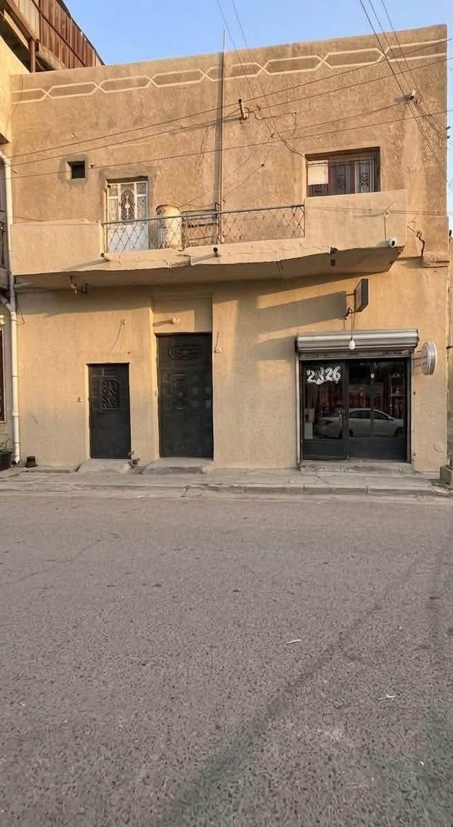بيت الاعظمية
بيت للبيع في قلب الأعظمية - موقع استراتيجي ومساحة مميزة
الموقع: الأعظمية، شارع سعدة، مقابل مقبرة أبو بكر الشبلي (خلف جامع الإمام الأعظم أبو حنيفة النعمان).
تفاصيل العقار:
• المساحة: 176 متر مربع.
• الواجهة: تحتوي على محل تجاري (ميزة استثمارية ممتازة).
• نوع البناء: بناء شيلمان (وجاهز للسكن أو الاستثمار).
تقسيم البيت:
• الطابق الأرضي:

• كليدور استقبال (خطار) مع هول واسع
• 3 غرف نوم (منها غرفة سويت بحمام داخلي).
• مطبخ متكامل مع كافة الخدمات الصحية.

• الطابق الأول:(بحاجة الى ترميمات للسكن)

• 3 غرف نوم إضافية.
• مطبخ ملحق مع ملحقاته.
• غرفة مخزن داخلية للطابق.
• الأسطح: يحتوي البيت على 3 أسطح بتوزيع ذكي يوفر تهوية وإضاءة ممتازة للبيت

المميزات الإضافية:
• موقع هادئ وقريب جداً من الصحن الأعظمي.
• البيت مصمم ليكون صالحاً لسكن عائلتين (انعزال الطابقين بمرافقهم).
• واجهة تجارية بوجود المحل.
"للاستفسار عن السعر يرجى الاتصال".
للتواصل والاستفسار:
[***********]
@الجميع
