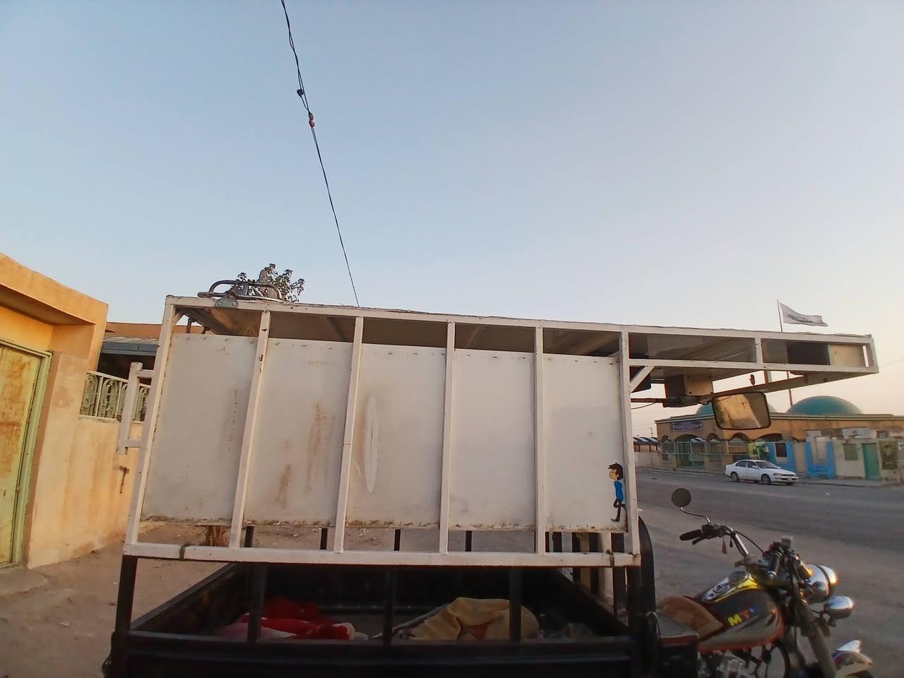 السلام عليكم محجر للبيع محجر نظيف كل شيء ما بيه وكامل من دوشمه جديده سقف والصفاحيات صفق جديد المحجر نظيف شوف عينك بس الاغراض مو وياه مكاني نجف***********
