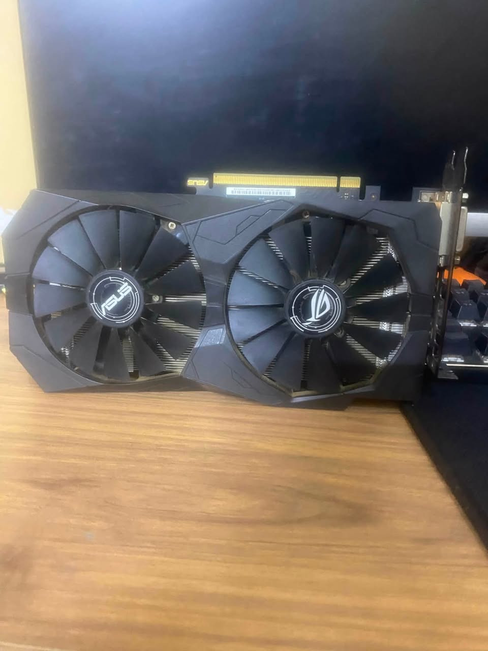 سلام عليكم قطع pc لبيع
شاشة حجم ٢٢ 60هيرتز بيه سبيكرات نظام محوله ٢٠ wt اقتصاديه بل كهرب سعره 65 
كرت شاشه gtx 1050ti asus rogحرارته 65 تحت الضغط سعره 85

بورد h110  m asus مع معالج i5 6402p بورد ومعالج  ابيع سوه سعرهم  75 
الاسعار بيه مجال 
مكاني موصل يوجد توصيل ***********
