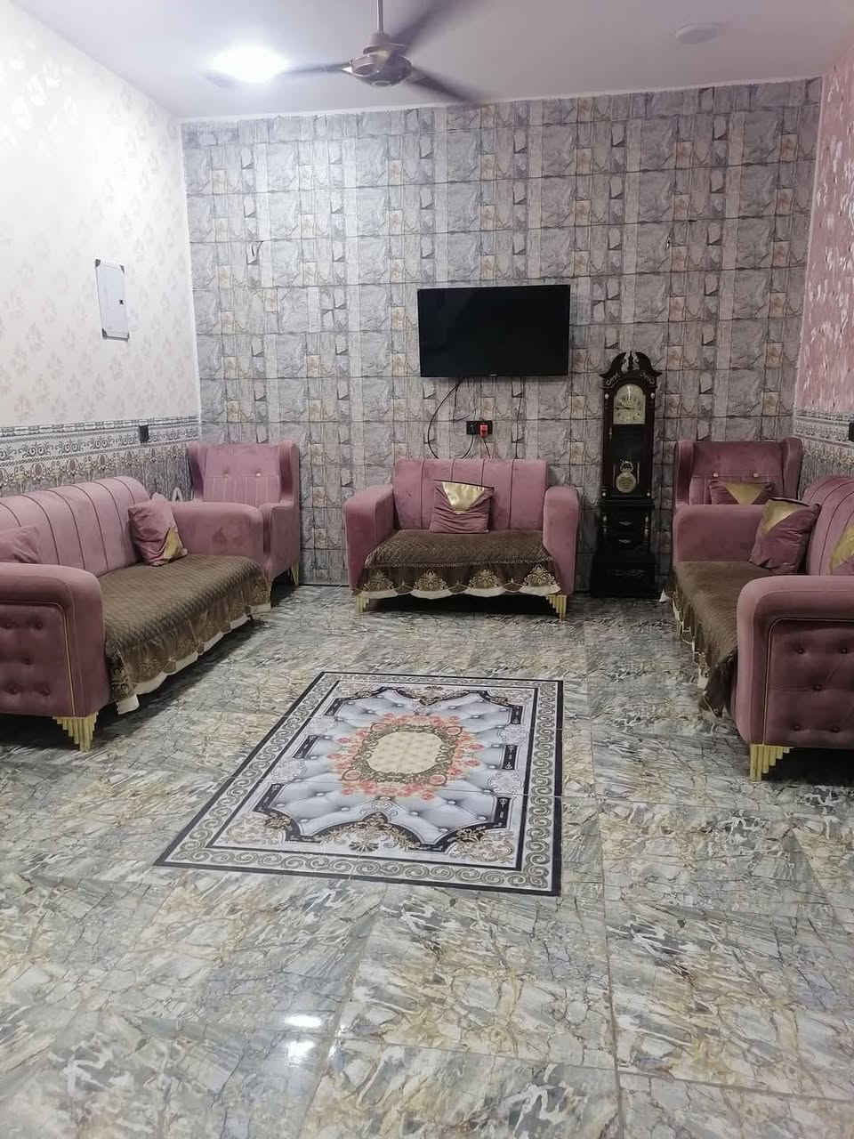 السلام عليكم بيت ٢٠٠متر لبيع بشارع المرحوم ابو عمار الشريفي
يحتوي البيت ستقبال+مطبخ حار بارد+غرفتين نوم ٤/٥غرفه منهن سويت البيت كامل من كلشي كافه الخدمات موجوده السعر ٩٠وبي مجال الاتصال ***********
