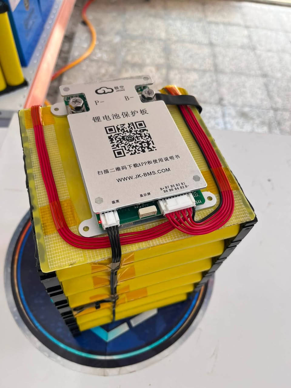 تصميم وتجهيز بطارية LiFePO₄ 24V 45Ah
بطارية مخصصة كبديل عن بطاريتين رصاصيتين حامضيتين 12V، تم تصميمها وتجهيزها لتناسب عربة ذوي الاحتياجات الخاصة.

تم تنفيذ البطارية بأبعاد مخصصة حسب طلب العميل، لتتناسب مع العربة والمساحة المتوفرة فيها بشكل دقيق.

المواصفات:

* الجهد الاسمي: 25.6V — تصنيف 24V
* السعة: 45Ah
* الطاقة: 1152Wh
* خلايا LiFePO₄ نوع CNAE 32140 عالية الجودة
* JK Smart BMS مع Active Balancing
* أقصى تيار تفريغ مستمر: 60A
* تجميع وتنفيذ احترافي مع مراعاة الاعتمادية والأداء
* ضمان لمدة 12 شهراً 
* صيانة ومتابعة مابعد البيع 
* دعم فني عند الحاجة

📞 للتواصل والطلب:
***********

📍 موقعنا:
الموصل – شارع النبي شيت
عمارة تبارك، قرب مركز مكسيما، داخل الفرع

