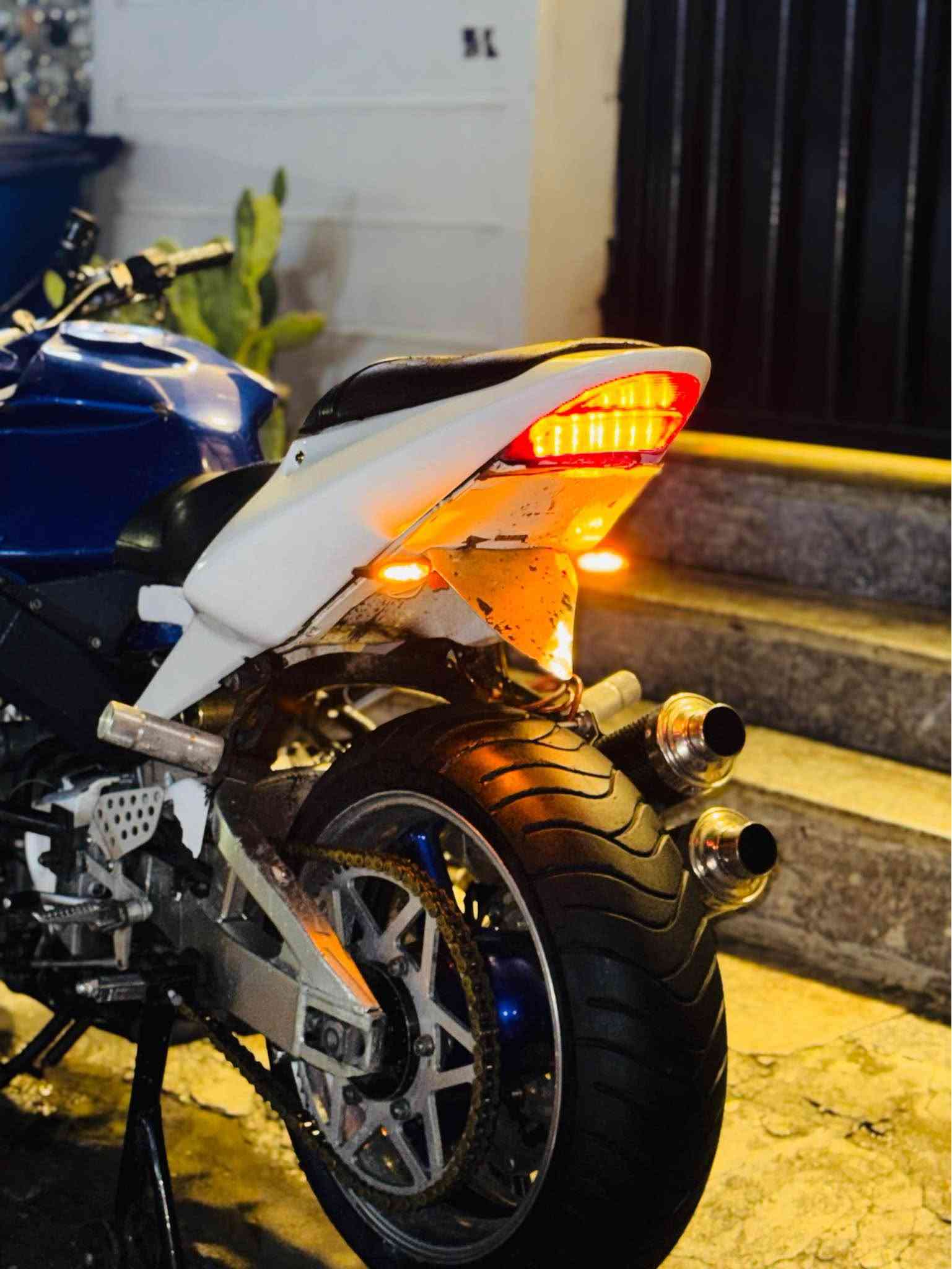 CBR 954 RR دڤل رياضي للبيع مال لعب عليها هدرز ودبل اكزوز وتطواله مال اكزوز كلچات رياضي عنبار بريك امامي برمبو البريك الخلفي 3 فچوج بكره مال لعب اصلي زنجيل 
جديد الدراجه خير من الله بس بيها نضوح ومالحك اسويها الدراجه سعرها 2.2500/// ملونين وربع
 رقمي 
 واتساب فقط ***********
مكاني بغداد الغزالية St Andrew, Surrey
