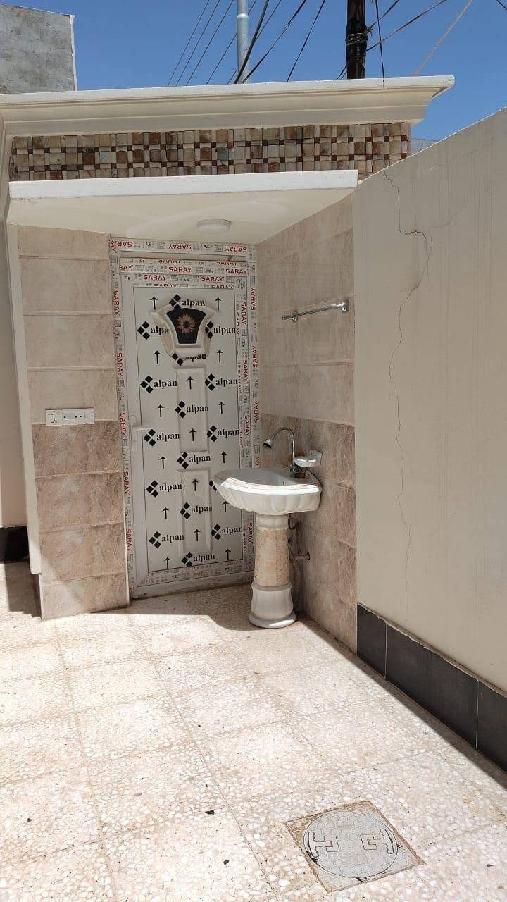 السلام عليكم
دار سكن بناء حديث (طابوق) قرب مكتب بيروت وقريب على الشارع العام يحتوي على طابقين الأول استقبال ومطبخ وصالة وحمامات وغرفتين نوم اما الطابق الثاني يحتوي على ثلاث غرف نوم مع حمامات
علما الدار تأسيس كهرباء ممتازة وتأسيس الماء ممتازة السكن متعوب عليه والارضية كاشي موزائيك درجة أولى للاتصال *********** لمعرفة السعر
