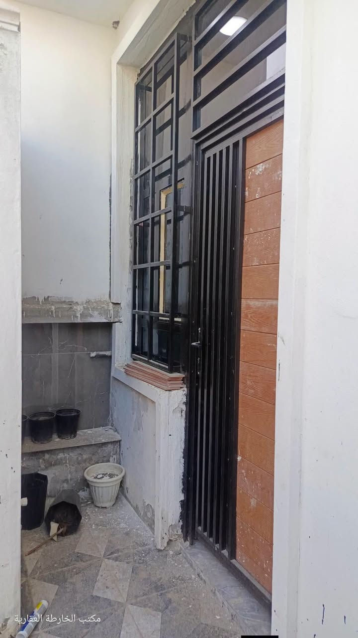 🏠 دار للبيــــــــــع #حـــديـــــث تسليـــــم مفتـــــاج
فـــي حـــي الصحـــــة قــــرب بيــــت ابــــو النســـــر
________________
المساحـــــــة // 100م
 #طابـــــو #زراعـــــي #سنـــــد25 
الواجهــــــــــة  // 6 م
النـــــــــــــــــــزال// 16.5م
________________
🧱🏗️ #الطابــــــــــــــق #الأرضـــــــــــــي
غرفــــــــــة وصالـــــــــة  ومطبـــــــــخ ومجمــــــــــع صحيــــــــات داخلــــــــي وخارجــــــــــي وطـــــارمــــة...
🧱🏗️ #الطابــــــــــــــق #الثانــــــــــــــــي
غرفتيـــــــــــن وهــــــــــول ومجمـــــــــع صحيــــــــــات وسطـــــح ...

________________💲

لمعـــــرفــة السعــــر وبـــــاقــــي التفــــاصيــــل الاتصـــــال

_____________
#مكتـــــب
  🌛🌐الخــــارطــــة العقـــــاريــــة🌐🌜
#الكائـــــــــن
   فـــي ⇩ حـي_الطيـاره_شـارع_25_الـرئيســي_قــرب
_المــــدرس_حسيـــن_طيــــاره
0️⃣7️⃣8️⃣2️⃣5️⃣2️⃣1️⃣2️⃣5️⃣6️⃣5️⃣📲
___________________________________
_____________________________________________

نص مكتوب في الصور:
- مكتب الخارطة العقارية