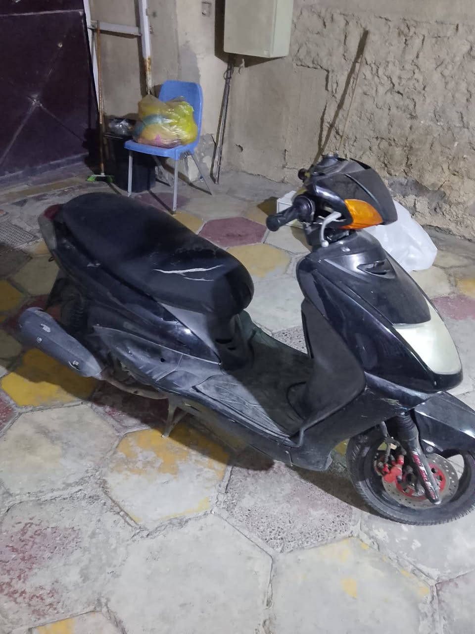 سكنس نثية
كلشي شغال 
وبلادي 
بيها صوت ب المكينة 
حي اور 

300 بيها مجال قليل 

***********
