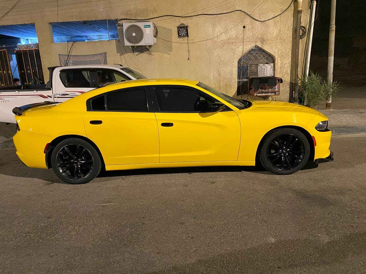السلام عليكم
جارجر 17 امريكي SXT
اصفر بلاد مامصبوغه 
حادثها بامريكه ضربه بسيطه بالحاضن الخلفي 
ورصعه بخشم الجاملغ الخلفي اثر الحادث ومرجعه بارد وبالعراق بيها باب السايق فقط بي ضربه بسيطه ومامصلحه على حطتها كفاله شواصي والغود وباقي السياره كلها بدون دواخل
 مواصفاتها معروفه 
محرك 3600 V6
دفع خلفي
كشنات جلد
كشنات كهرباء
كشنات أمامية تدفئة
تحكم ستيرن كهرباء
ستيرن جلد
شاشة 8.4
تشغيل عن بعد
دخول وتشغيل بدون مفتاح
مكيف دبل زون
فتحات تكييف خلفية
مرايات كهرباء وتدفئة
حساسات ضغط التايرات
مثبت سرعة
وهواي موصفات مكينه كير كفالةحداديه جديده شواصي كفالة مال جاني ومصروف عليها هواي اي نقص مابيها سنويه
لل 2028 السيارة معلايه 21 اصل 17 باسمي تحويل ثاني يوم الله شاهد سيارة احلا من الصور الف مره تجي تشوف بعينك على ايدي ابد ما مشتغلة خط  بس صار عندي ظرف واريد ابيع
سعر 145 مكاني بصرة ***********
