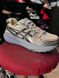 ASICS GEL-KAYANO ١٤ • مقاس ٤٣٫٥ • سلفر