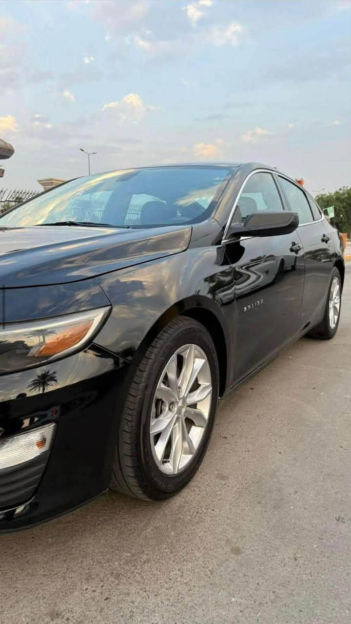 السلام عليكم للبيع  او المراوس حسب القناعة ماليبو 2019 بأسمي مرقم بغداد .
موصفات
سيارة: شوفرليت ماليبو (LT) حادثها موضح بصور  مكفوله من ((القص و الغد و الشاصي ))
• الموديل : 2019
• الرقم: بغداد  الجديد بأسمي حرة 
• المواصفات
• السيارة: شوفرليت ماليبو LT
• المحرك: 1.5 تربو (اربعة سلندر) مكفوله 
•كير (Cvt) مكفول 
• حجم الويل: ويل كب حجم 17 مع تايرات أصليات بلاديات معه عده سبير على وضع الشركه 
• لايتات زنون عالي ناصي صاير عليه 500$ مع كشافات دعامية LED
• بصمات عدد 2 للأبواب مع بصمة جنطة وبصمة
شغيل
• كامرة خلفية دوارة اصل مع الستيرن
• شاشة الدشبول حجم كبير (ايباد)

غرفة السيارة : كشنات السيارة مخمل أسود
• تحكم فول كهرباء لكرسي السائق
• قطعتين تبريد امامي وخلفي ثلج على غاز الشركة
• تحكم ستيرن جهتين بلوتوث وحاكية وكروس سرعة
وتحكم صوت
• نظام ABS مانع انزلاق
السعر المطلوب 115$ وبيها مجال
عنوان السياره بغداد
اي ستفسار اتصل وتدلل
***********
