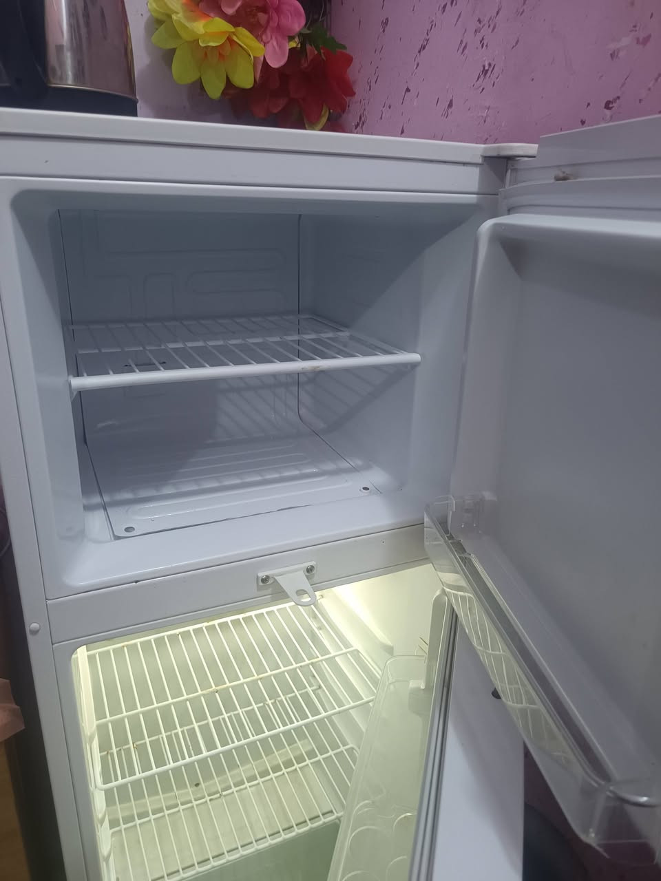 ثلاجه للبيع 175نضيفه مثل ما موضح بل صوره***********
