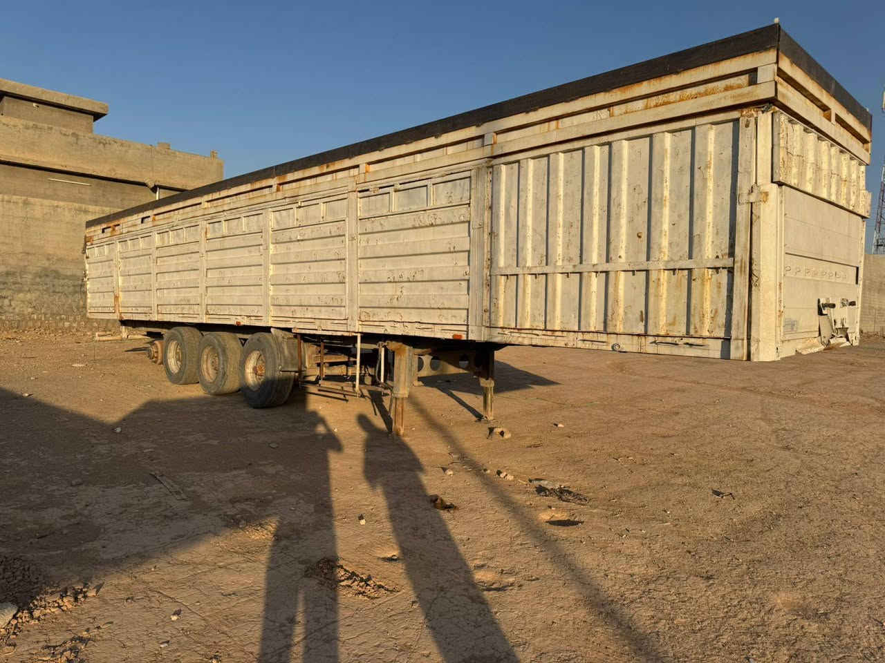 للبيع عربه اوربيه ٤ دنكير حماله ٥٢ طن حونطه السعر ٤٥ وبيها مجال طوز خرماتو ***********
