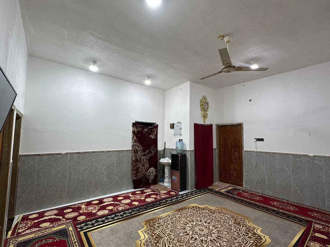دارللبيع المساحه 160 متر تحتوي على 3 غرف نوم اثنين الكبار وواحدة صغير تعتبر غرفه اطفال مع ديوانيه وصاله ومطبخ وصحيات درج خارجي المكان الجزيرة مقابل باب الهوى نزله النعيسه يبعد عن الشارع العام 4 سايدات تقريبا 750 متر السعر 70 مليون وبيه مجال..بيع مستعجل للاستفسار *********** صاحب الدار..
