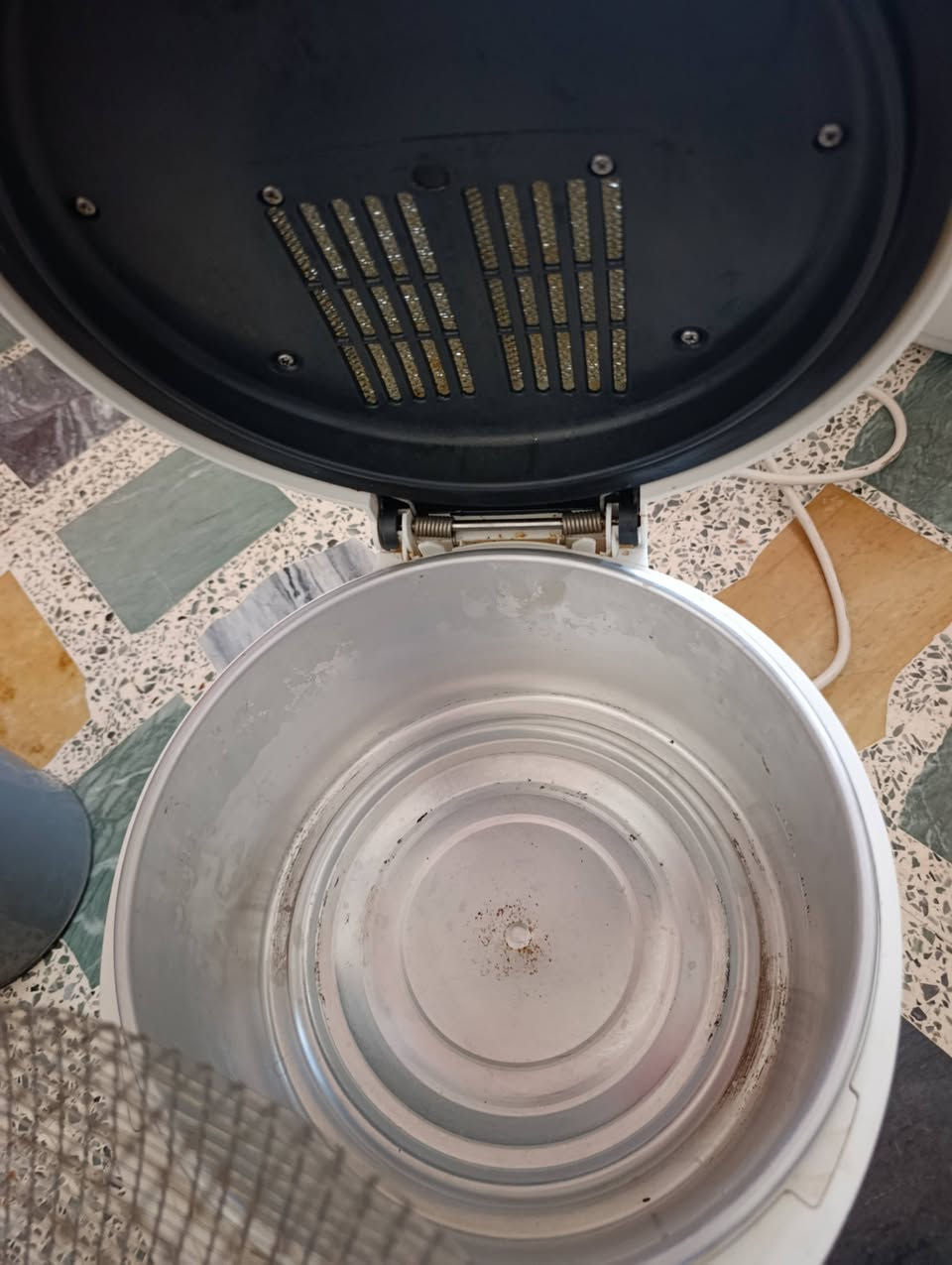 السلام عليكم،قلاية زيت كهربائية Tefal Maxi-Fry الأصلي
الماركة والموديل: تيفال (TEFAL Maxi-Fry) أصلي.
الحالة: نظيفة جداً وبحالة ممتازة، شغال بشرط الفحص والتدقيق.
الأداء: سريعة جداً جداً بتسخين الزيت وتوصل لدرجات حرارة عالية لقلي مثالي ومقرمش بوقت قياسي.
المواصفات والعملية:
حوض سعة كبيرة يناسب العوائل (للبطاطا، الكبة، والدجاج).
غطاء علوي يحتوي على فلتر لمنع انتشار الروائح وتطاير الدهون.
مؤشرات حرارة واضحة على الجسم الخارجي لتسهيل ضبط الحرارة حسب نوع الأكل.
جسم عازل للحرارة لحماية اليدين أثناء الاستخدام.
السعر: 25,000 دينار مع التوصيل 
الموقع: الموصل - الجانب الأيمن.
للتواصل: ***********

