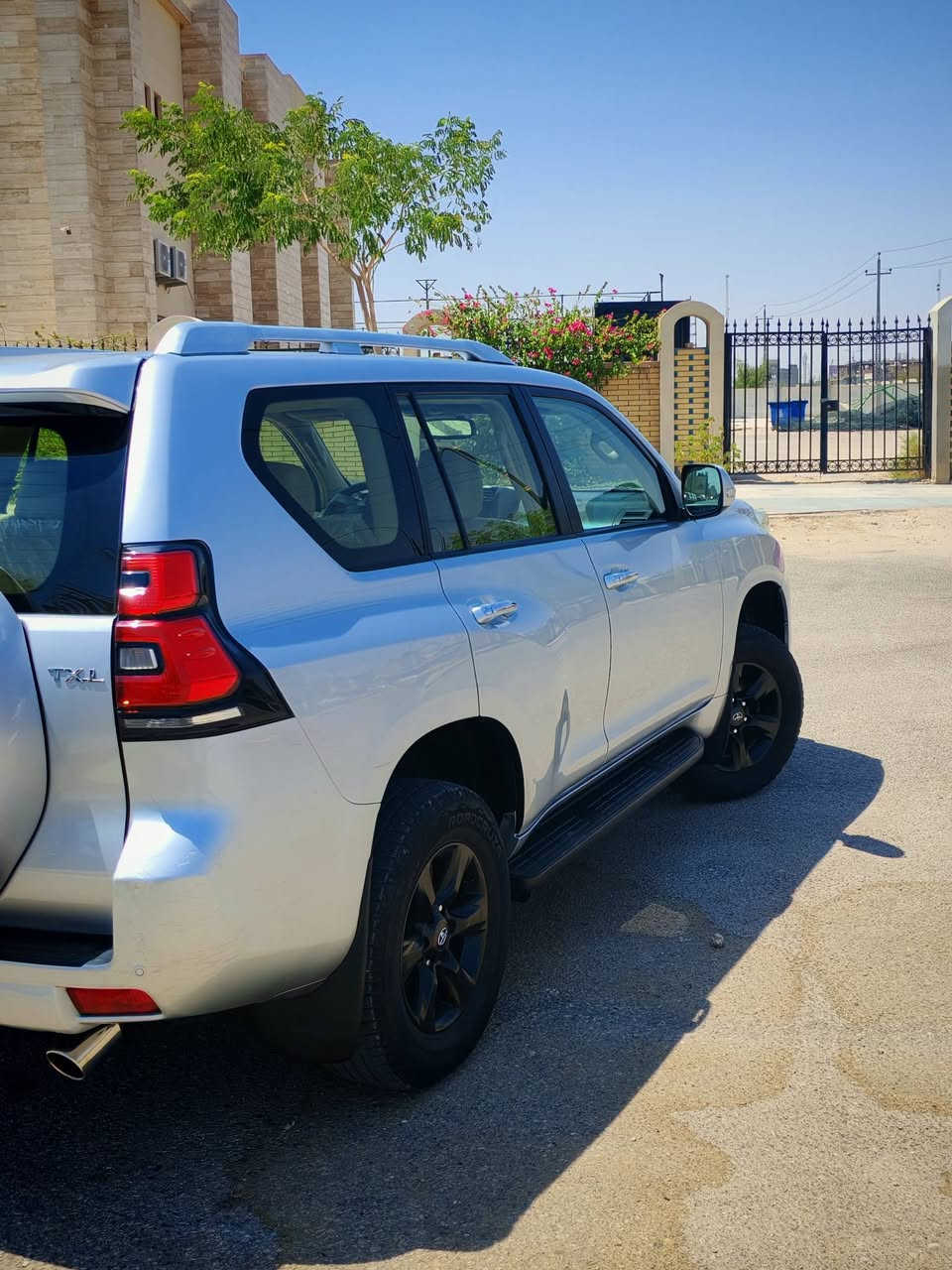 السلام عليكم Land Cruiser Prado 2013 
مواصفات گويتي السيارة جديدة مگفولة بدون صبغ عدا الدعامية الأمامية حداديته جديدة دواخله جديدة تخم تايرات جديد مگينته وگيره بالكارتون السيارة ماشية 105 الاف ثلاجة وسطية زنون امامي حساسات خلفي كامرة خلفية العدة والجك جديدة بالجنطة مامستخدمة مگان السيارة كربلاء المقدسة ب285 وبيه مجال ***********
