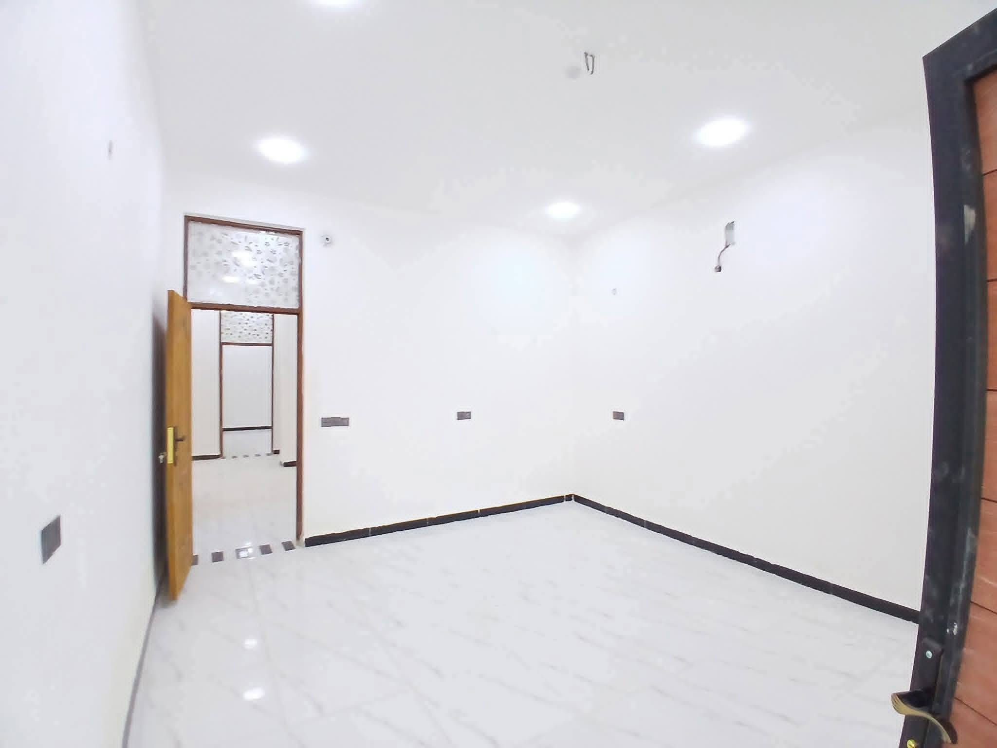 السلام عليكم دار سكن للبيع حديث البناء درجة اولئ في الكوت منطقة حي الحكيم نزلة  الوائلية او نزلة علي الامير بالقرب من شارع الصب مساحتة 180م البناء طابوق درجة اولى والسقف صب مسلح والارضية والجدران سيراميك ويتكون البيت من غرفتين نوم وصالة واستقبال ومطبخ وصحيات داخلية وخارجية ومتوفرة كافة الخدمات ومرقم من قبل البلدية السعر 68 وبي مجال الاستفسار الاتصال على هذا الرقم ***********
