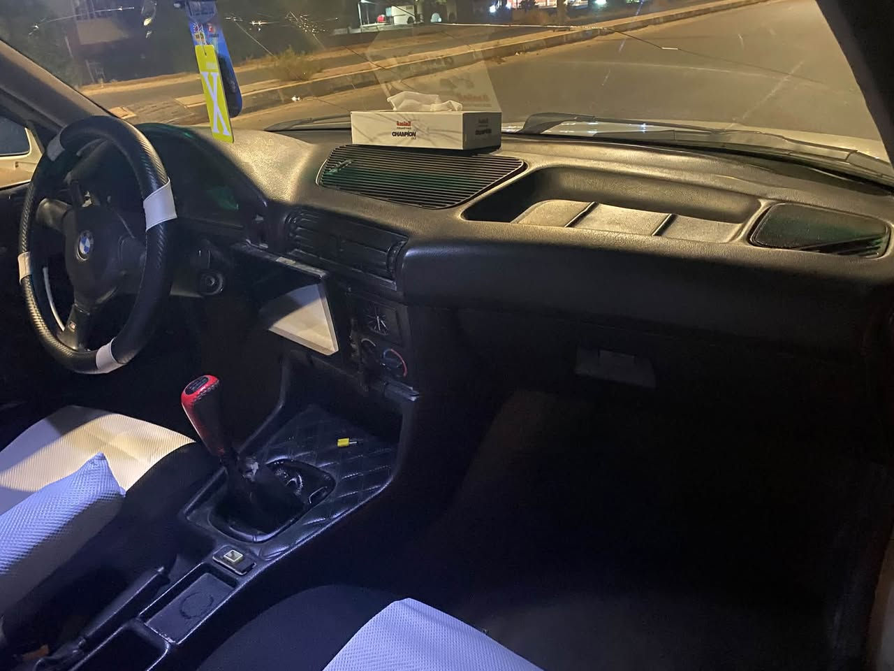 السلام عليكم
بي ام 525 رقم انبار تحويل مباشر
محرك مسكر كير عادي فتحه وسنتر لوك و شاشه كهربائيات كلها شغاله
صدر جديد ترايك 200 شرط
السيارة بلاديه بدون ضربه ااو صبغ وبرغي مناقصها السعر 37 وبيها مجال 
‏***********‏
