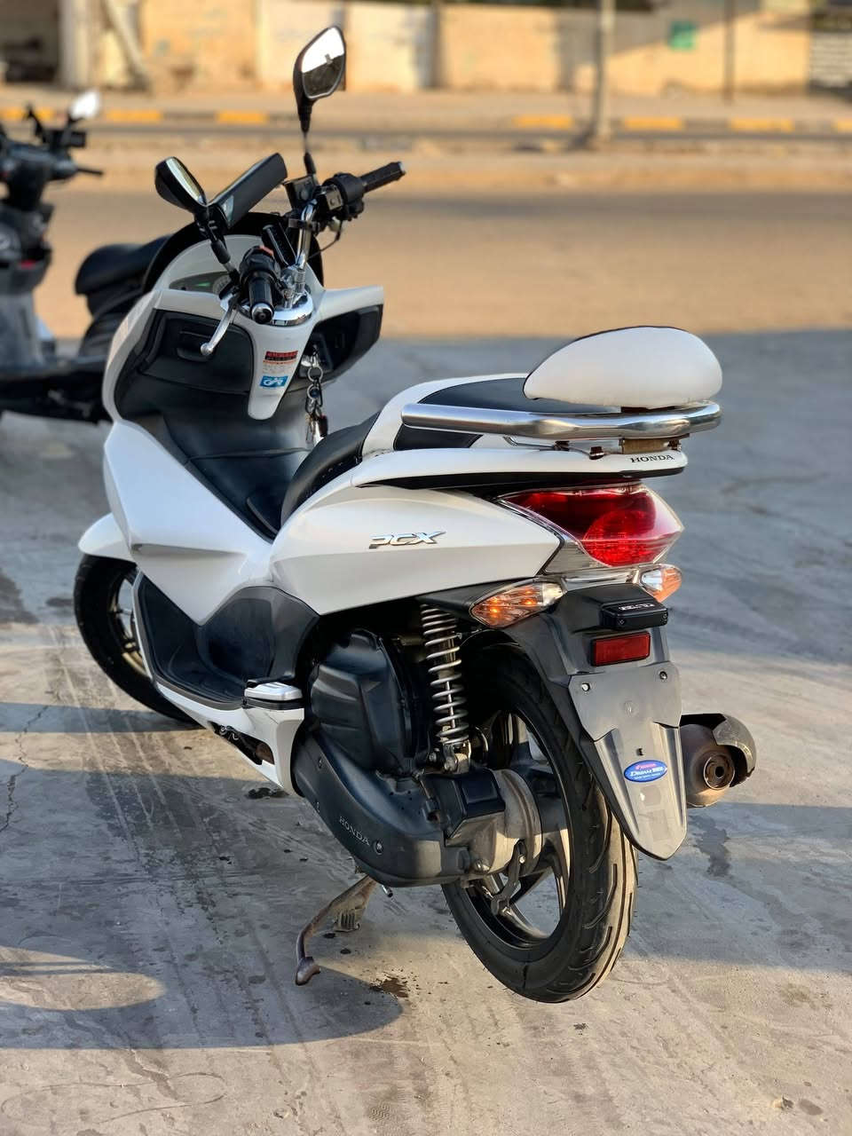 اعادة نشر بسبب الوعود الكاذبة ‼️
Pcx (gf) 
جيل اول ياباني موديل 16
محرك 150 
كهربائيات شغالة كلها 
حساس ازدحام 
حساس ستان 
تدفئة يدات 
اشاير اضافية دبل 
كاملة ماناقصها شي 
سعرها 1.650 
للتواصل / ***********
