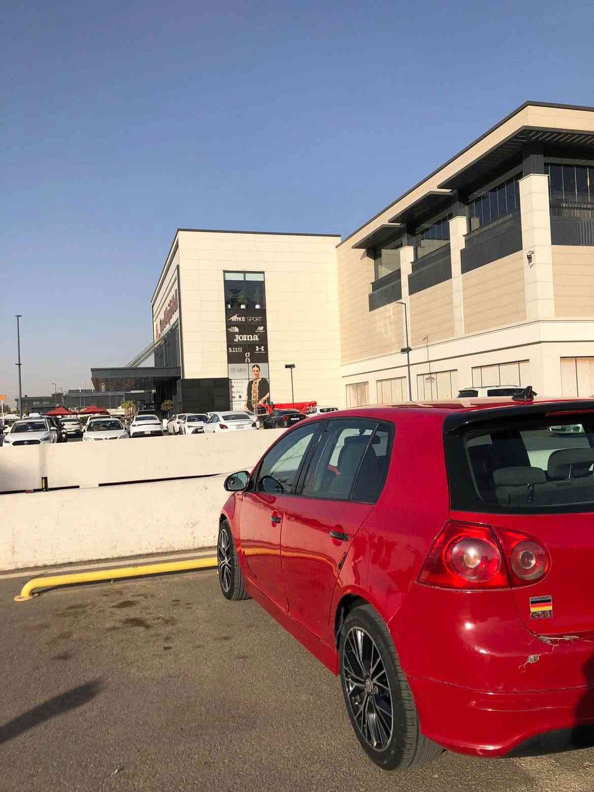 سلاو برادةران گؤلف ٢٠٠٩ حيزام ٢٠ توربؤية تؤماتيكة تةبريتة جام كارةبايي سلايت شاشة ئايپات فول فول كةنجانة كزوز سپرت سيارةكة دينار مةسرةفي تيدا نية *********** تةلةفون لةهةوليرم ٦٨ مةحامةلةكي برايانة أربيل, العراق

