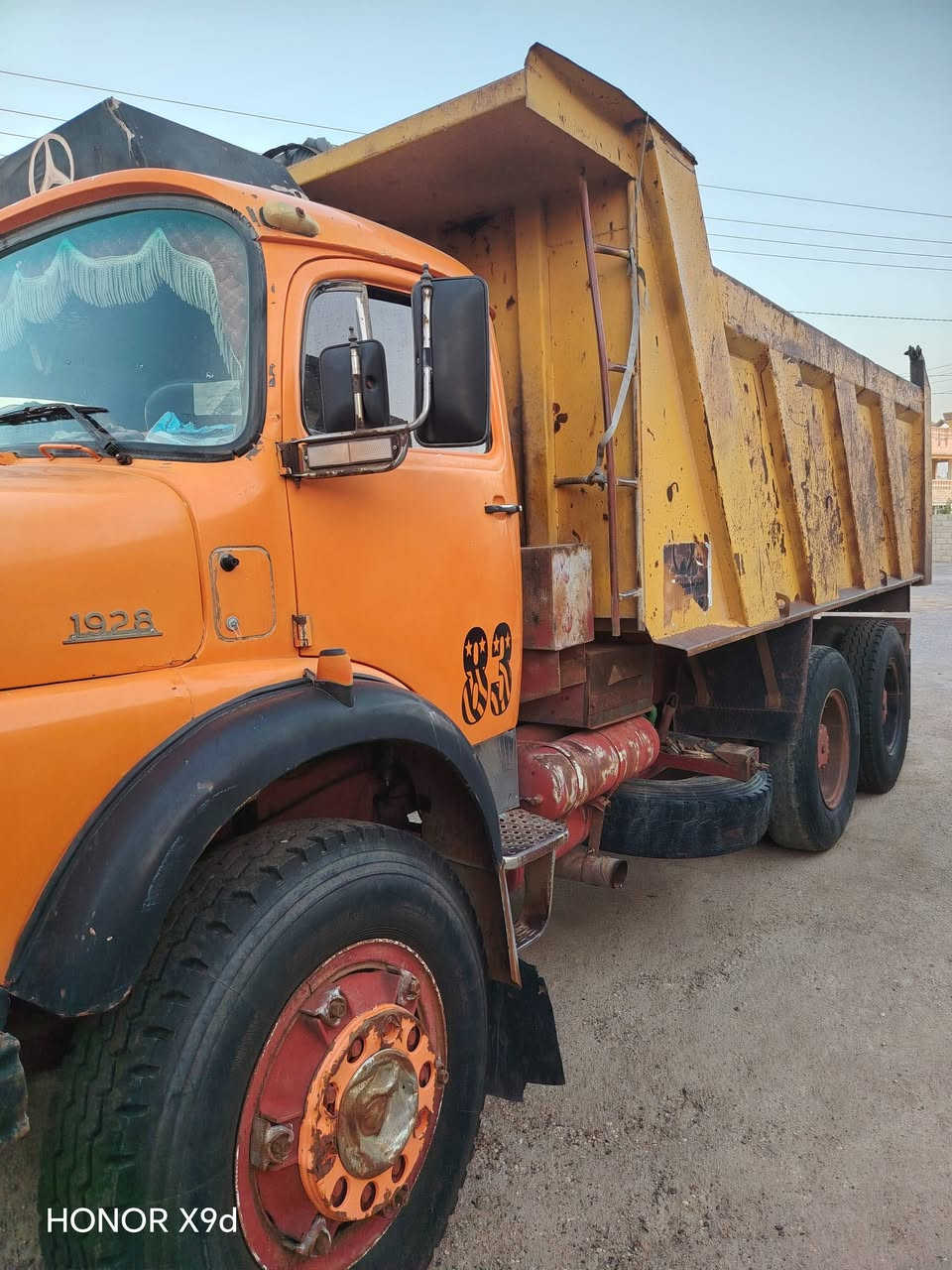 اقجم موديل ٨٣ للبيع مجموعه هرم عالي جيئف وربع بلاديه بدي سوري السعر ٥٥ مليون وبيها مجال ***********
