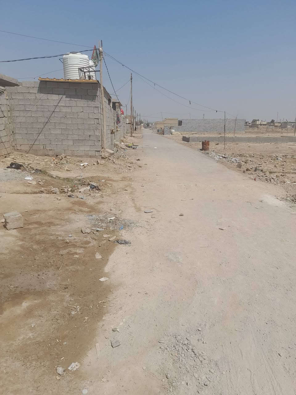 السلام عليكم بيوت عدد ٢ للبيع واحد مساحته ٢٠٠ متر ول ثاني ١٠٠ متر سقف سندويج البيوت سعرهن مناسب ال جبير ١٧ مليون ول ثاني ١٠مليون مكان النهروان حي المصطفى قرب مدرسة الصبور *********** ***********
