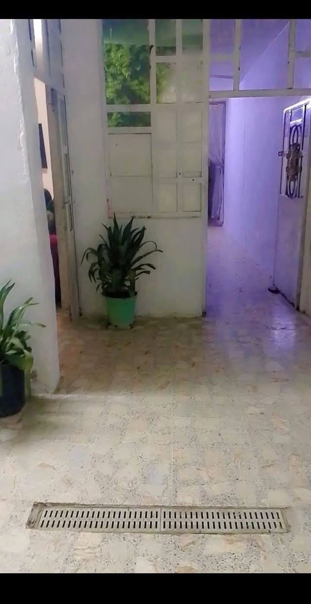 السلام عليكم بيت للايجار بمنطقه البلديات شارع مصرف يوم معجنات عسل مساحه 120 الايجار 350 لو حابين تتصلوا على هذا الرقم على الواتساب ***********
