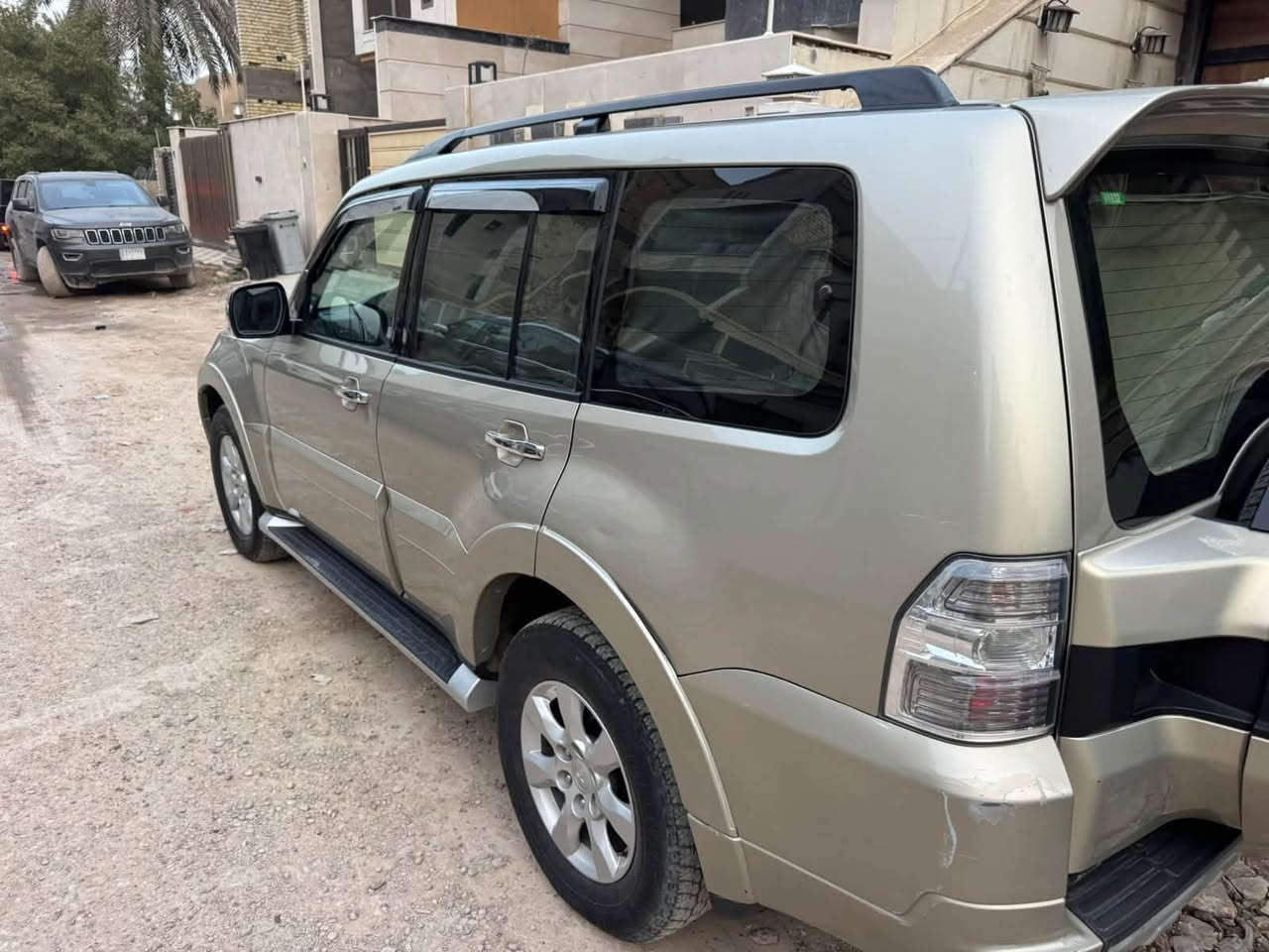 السلام عليكم باجيرو 2018 خليجي اربيل لون ذهبي بيها باب وجاملغ بيهن جراد قليل  السيارة نص فول سلايت تحكمات شاشة السياره جاهزه على آخر شي مكان السياره بغداد ترهم مراوس أو بيع سعر 155 / ***********
