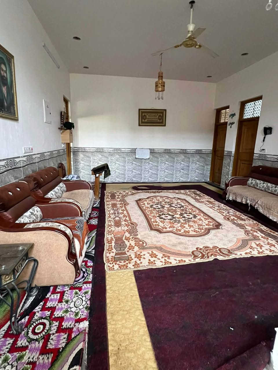 السلام عليكم اخوان قطعة ارض مساحة 1150 متر طابو زراعي سند 25 مشيد داخلها بيت حديث سنة البناء 2025 مساحة البناء 350 متر تقريبا يتكون من 3 غرف نوم وهول وحولي ومطبخ حار وبارد واستقبال وحديقة خارجية/ العنوان التاجي الحماميات قرب قاعة الحديد امام الملعب التساعي/ اي استفسار على رقم الاسيا  ‭***********‬ يوجد واتساب
