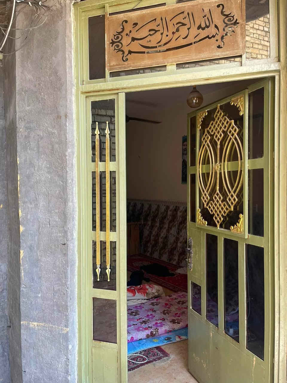 سلام عليكم
بيت مساحه 150 

واجه6 في25

بنيان حديث درجه اولى 

يحتوي على ثلاف غرف نوم. وحده جوه وثنين فوك

مع صالات ثنين وحده فوك ووحده جوه

مع حمامين فوك وجوه 

مع مطبخين واحد حار وواحد بارد

كراج وحديقه كبار
لببت نضيف كامل مكمل ماناقصه شي

العنوان الاورفلي  مثلث السمجه 
فرع العريض من جهت غازي المضمد 

الاستفسار لاتصال   ***********
