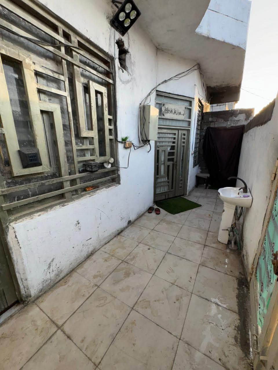 بيت للبيع المساحه ١٠٠ متر طابو زراعي سند ٢٥ يحتوي على غرفه وصاله واستقبال ومطبخ وصحيات داخليه وخارجيه ومناور عدد اثنين العنوان كربلاء منطقه الايح شارع المختار يبعد عن الشارع ٧٠٠ مترعامود ١٣١ يبعد عن الامام ٥ كم السعر ٣٢ للتواصل ***********
