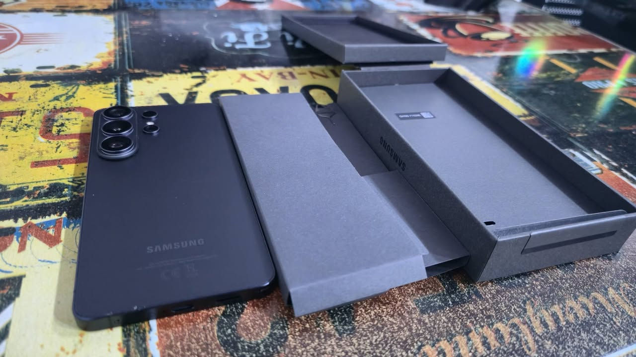 Samsung Galaxy S26 Ultra 🔥
الجهاز استخدام أسبوعين فقط
 ضمان 12 شهر سوفت وير
ملاحظه
 بي بقعة بكسلات ميتة ليجوه (بسبب شاحنة تعبانة)، بس اللمس يشتغل من خلالها طبيعي 100%، وباقي الشاشة ما بيها أي مشكلة وتشتغل بكفاءتها الكاملة.

​⚙️ مواصفات الجهاز:
​المعالج: Snapdragon 8 Gen 5 for Galaxy
​الشاشة: 6.8" Dynamic AMOLED 2X, 120Hz, 2600 nits
​الذاكرة العشوائية (الرام): 12GB LPDDR5X
​مساحة التخزين: 256GB UFS 4.0
​الكاميرا الأساسية: 200MP with OIS & Laser AF
​كاميرا الزووم (التقريب): 50MP Periscope Telephoto (5x Optical Zoom)
​تصوير الفيديو: 8K @ 30fps / 4K @ 120fps
​البطارية والشحن: 5000mAh with 45W Super Fast Charging
​المواد والتصميم: Titanium Frame & Corning Gorilla Armor
​ميزات إضافية: Built-in S-Pen, IP68 Water Resistance, Galaxy AI Features

​📍 المكان: النجف الأشرف - الكوفة
📞 : ***********
