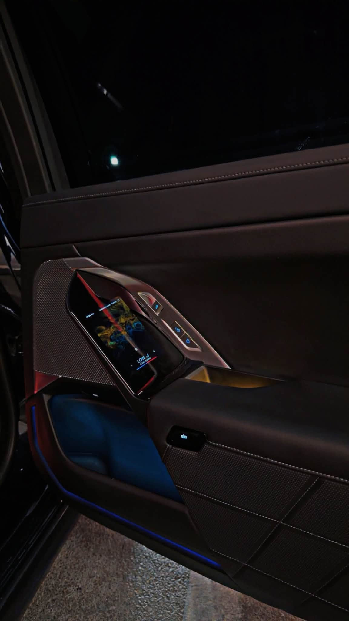 ‏‎‏‎النوع  BMW _ 7 series _ 740i
سنة الصنع : 2025 
‏‎‏‎المسافة المقطوعة: 27,000 Mile
‏‎‏‎سلندر :  V6

                               ***************
‏‎ السيارة وراد امريكي كلين تايتل مكفوله كفاله عامه 

مواصفاتها m بكج بلادي حتى الكشنات مختومه والتخشيب مالتها هم مختوم  
بانوراما + سقف روز لد متغير 
داخل لونين 
سستم صوت 
5 بردات كهرباء
دواخل كريستال 
ميموري كشنات الامامي 
تدفئة وتبريد كشنات 
تدفئة ستيرن 
تدفئة كشنات خلفية 
تحكم كامل شاشه الخلفية عدد 2 
ناظور ليلي 
5 كامرات وكامرة داخليه 
زراكات على الكاميرات امامي والخلفي 
ليد شباك بلادي 
صندوق كهرباء 
بوب 4 شفط 
ويلكب 21 كروم 
وبعدد هواي مواصفات بيها متخلص 

سياره لون مميز Drak blue نيلي على اسود طوخ تنطي لونين 

ورقم و باج تضليل لمده سنه 80‎%‎ 

مكاني المنصور الاميرات 

***********

الي يريد السعر يتصل وبلخدمة
