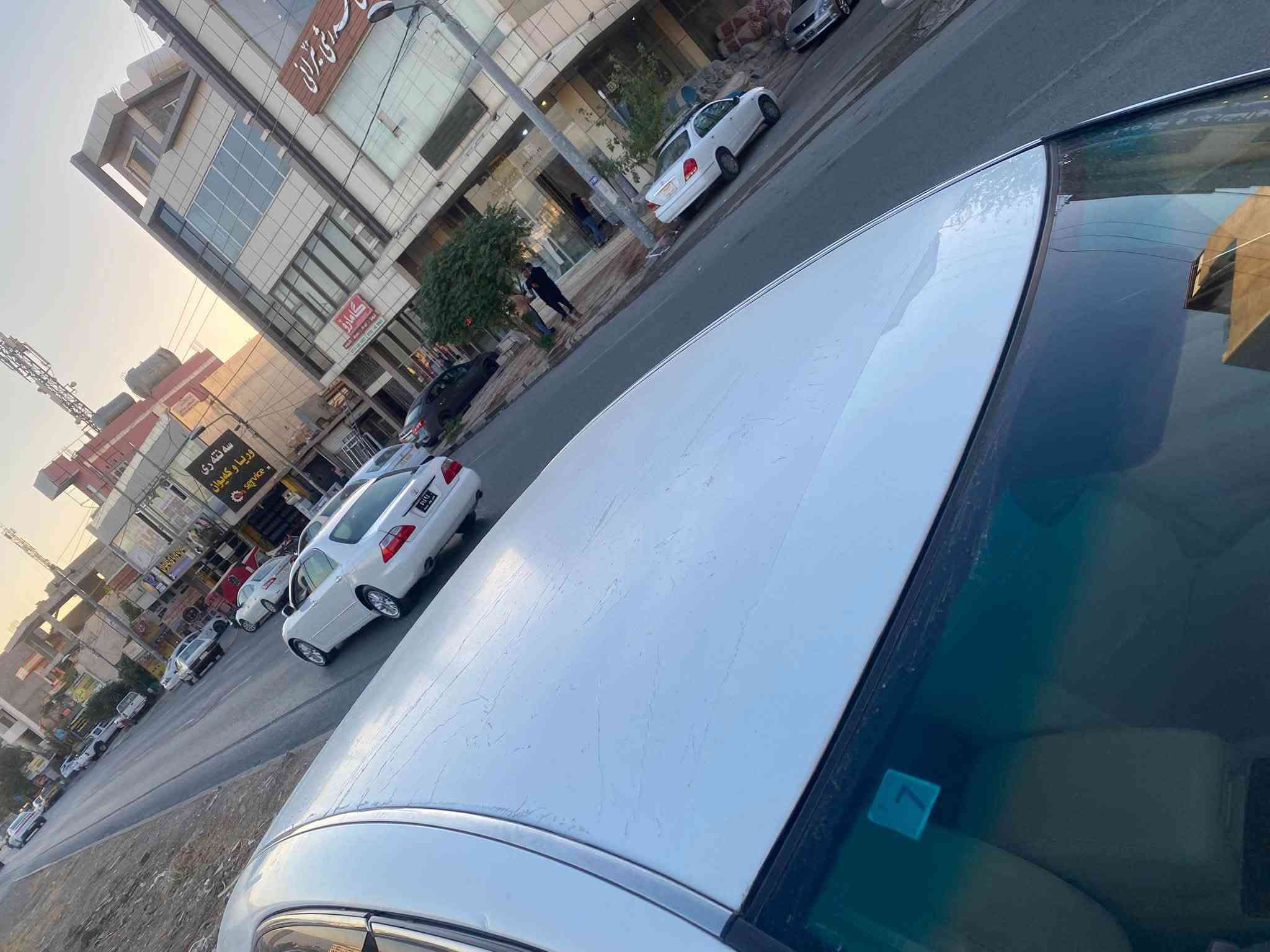 سلاو شاهينة براوة ٢٠٠٦ بةصمة رةصاصى ناوزةرد ١٨٢ بئ دوكةل بئ بؤياخ بئ سارد / سارد و گةرم و بريكى بةسراوة سةيارةكة لةرةسمةكان جوانترة پيويست بةوةسف ناكا كؤدى هةية و بالكؤدى وةرگرتوة قةترة چةورى نية مةكينة زؤركةم رؤشتوة سعر ٥٢ گةلاو زؤر زؤر كةم مةجال مشتةرى نيت و سعرى نازانى تةلةفون مةكة *********** لة سليمانيم
