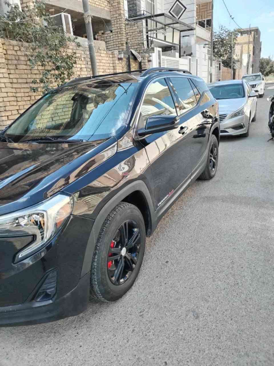 جمسي تيران موديل 2019 محدث بلاك توب 
رقم بغداد دولي قبل أكثر من شهرين شديته يعني هزه جديده
ماشية 72  الف مايل قابل للزيادة 
محرك 1500 تيربو جيد جدا
كير جيد جدا 
تدفئة تبريد جيد جدا  

 بدون تبديل اي قطعة ليبل واحد 
ضررها جانبي تصليح و صبغ بنيد وجاملغ جهة السايق ضرر امريكا
 وقبق الجنطه طخه خفيفه  من نزلوها بالشوكية ونصبغت يعني مو حادث
ايرباك ستيرن وبردة جهة السايق فقط
جاهزة من كلشي بدون اي نقص مال جناي ومصروف عليها وبالعافيه على الياخذها
فئه sle بس مواصفات عالية
شباك دينالي 
بجم زنون
سايد بريك دكمه
تشغيل عن بعد
اشارة بالمري
كشافات
شفتات بالاستيرن 
رادارات
توقف ذكي
سبايدرات
٥ بصمات
كشن كهرباء
كشن هيتر
فور ويل
ماوس
شاشة جبيرة
كاميرا دوارة
تبريد قطعتين
تبريد شاشة
إنذار سرقه 
شاشة اعطال
كشن هزاز
شاشة بالجنطة من امريكا بيها
ارضيه وجنطه مغلفه جلد
باتري جديد كوري الاصلي
دهن محرك اصلي جديد مع فلتر
هيدروليك كير اصلي 
ادامة كاملة لمنظومة المي ومي راديتر احمر زيتي الأصلي 
مسويلها برمجة كامله 
مشتغليها بوليش ونانو
فلتر تبريد وفلتر شوتة محرك جديد
ادامة كاملة لمنظومة البانزين
السعر ١٣٣
***********
