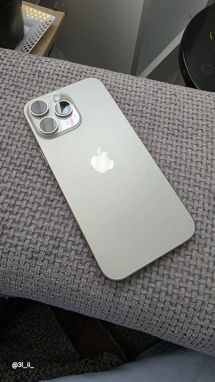 IPhone 16 pro max للبيع
للبيع ايفون ١٦ برو ماكس البطارية ٩٠ 
نظيف ما بي شخط 
ملحقاته شاحنه و الكارتون مالته
السعر مليون و ٣٠٠ وبي مجال بسيط 
مكاني البصرة التنومة 
***********

