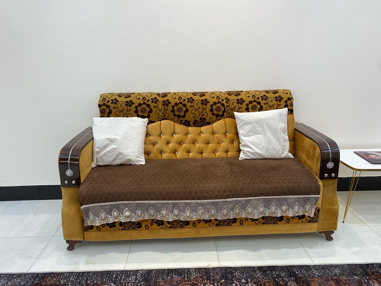 سلام عليكم قنفات عدد 5 قطع ثنين كبار وحده وسط وكراسي ثنين للبيع نظافه 97‎%‎ تكمه بدون ضرر مكاني قضاء مدينه الهوير الزهيريه السعر 350 قفل  رقمي ***********
